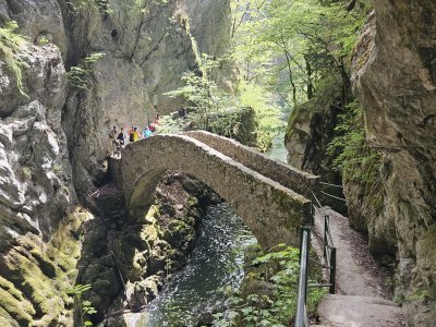 <p>Pont en pierre au Saut-de-Brot</p>