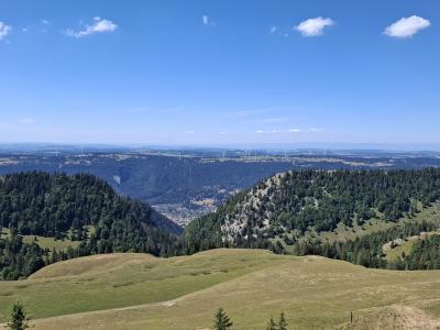 St-Imier et les éoliennes du Mont-Crosin