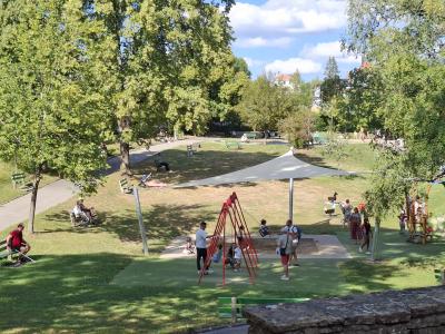 Une partie du parc, avec sa place de jeux